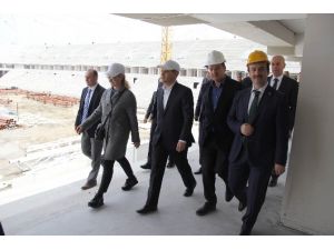 Futbolcu Ve Aileleriyle Stadyum İnşaatını İnceledi
