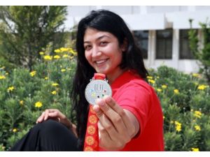 Bakan Kılıç, Milli Taekwondocu Nafia Kuş’u Tebrik Etti