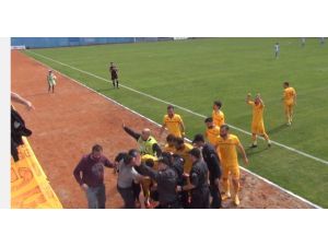 Futbolcu Taraftarın Hayatını Kurtardı