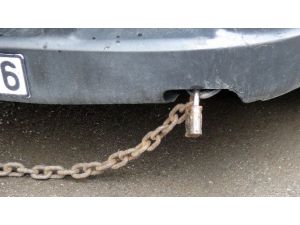 (Özel Haber) Minibüsünü Elektrik Direğine Zincirledi