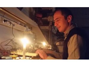 Elektrik Olmayınca Mumla Çalıştılar