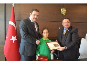 Resim Yarışmasında Dünya Birincisi Oldu