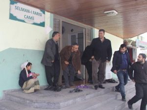 (Özel Haber) 10 Yaşındaki Kız Camide Ayakkabı Boyayıp Eve Yiyecek Alıyor