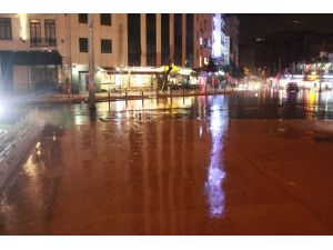 Taksim’de Yağış Etkili Oldu