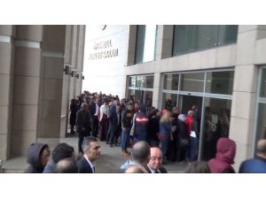 İstanbul Adliyesi’nde Arama Kuyruğu