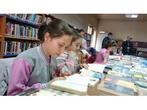 Öğrenciler Kitap Okudu