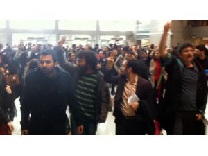 Üst Aratmadılar Zafer İşaretleriyle Girdiler