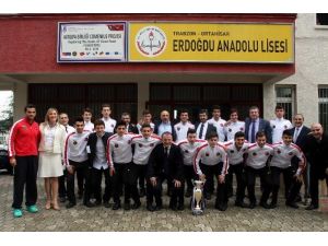 Dünya Kupası Öncesi Şampiyon Liseye Destek