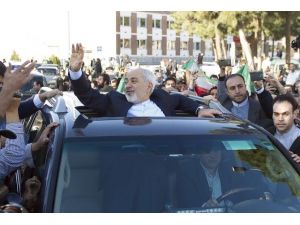 İran Dışişleri Bakanı Tahran’da Kahraman Gibi Karşılandı