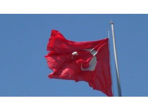 Side’de Yıpranmış Dev Türk Bayrağı Tepki Görüyor