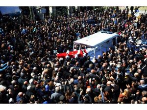 Sevenleri Kayahan’a Veda Etti