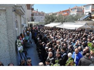 Kansere Yenik Düşen Anne Gözyaşları Arasında Toprağa Verildi