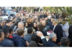 Ünlü Sanatçı Kayahan Gözyaşlarıyla Toprağa Verildi