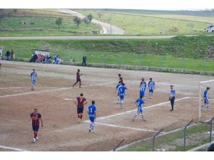 Kırmızı Kart Gösterdiği Futbolcudan Yumruk Yedi
