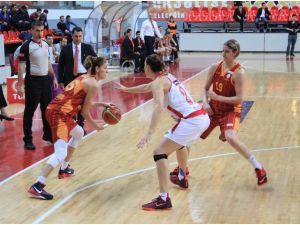 Dişi Aslan Deplasmanda Kayıp