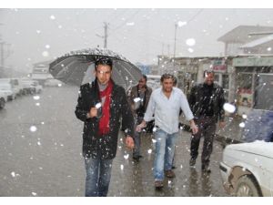 Başkale’de Lapa Lapa Kar Yağışı