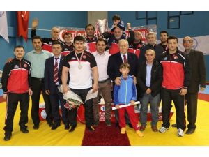 Alkışlar Millilere