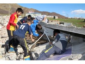 (Özel Haber) Karakol Enkazından Okul Harçlıklarını Çıkarıyorlar