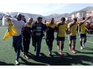 Ganalı Futbolcu Halay Çekip Göbek Attı