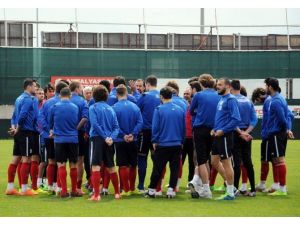Antalyaspor, Denizlispor Hazırlıklarına Moralsiz Başladı