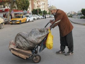 Ekmek Parası İçin 79 Yaşında Atık Kağıt Topluyor