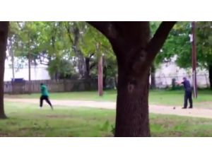 Polis Siyahi Genci Arkasından 8 El Ateş Ederek Öldürdü