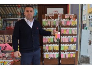 Bilgisayar Malzemelerinden Anahtarlık Yapıyor