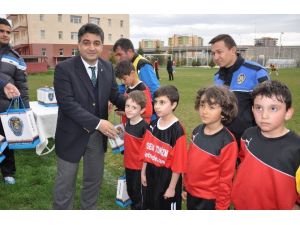 Sivas’ta Polisler Sevgi Evleri Çocuklarıyla Futbol Oynadı