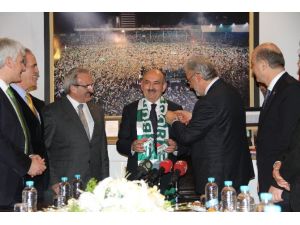 Fanatik Beşiktaşlı Olan Bakan O Takımın Atkısını Taktı