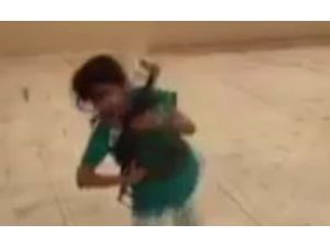 Küçük Kız Kendisini Çekeni Az Daha Vuruyordu