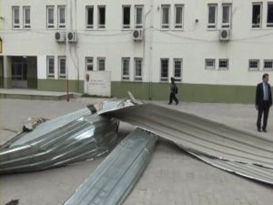 Kuvvetli Rüzgar Okulun Çatısını Uçurdu