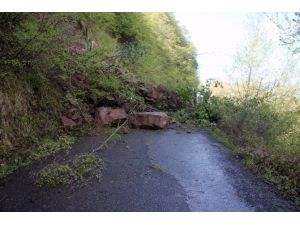 Heyelanda Ulaşıma Kapanan Yol Açılmaya Çalışılıyor