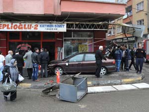 Nizip’te Hızını Alamayan Sürücü Kaldırıma Çıktı