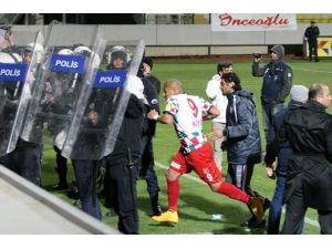 Taraftar Sahaya Atladı, Ortalık Karıştı!