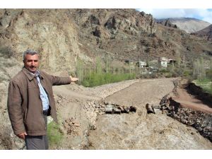 Debisi Artan Oltu Çayı Köprüleri Yıktı