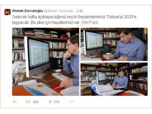 Davutoğlu, Çalışma Ofisinden Fotoğraf Paylaştı