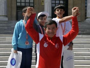 Davutoğlu’nu Böyle Görmediniz