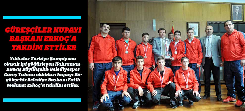 Güreşçiler Kupayı Başkan Erkoç’a Takdim Ettiler