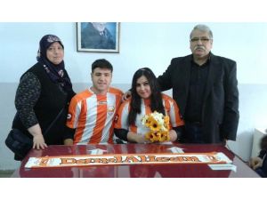 Nikah Masasına Adanaspor Formasıyla Oturdular