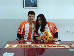 Formaları Giyip Nikah Masasına Oturdular