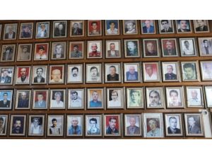 Duvarlar Ölen İnsanların Fotoğraflarıyla Dolu