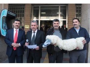 Postacılardan Kuzu Postuna Bürünmüş Kurtla Protesto
