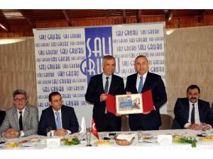 Bakan Müjdeyi Verdi: Çin’le Vizeler Kalkıyor