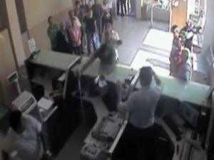 Baltayla Ptt Şubesini Bastı! O Anlar Kamerada