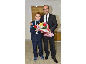 Şampiyon Yüzücü Başarıya Doymuyor