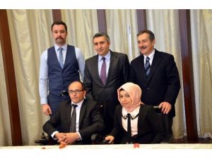 Engelli İki Aşık Kaçarak Evlendi