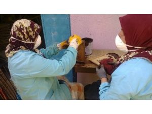 12 Kadın Ürettikleri Ahşap Hediyelik Eşyaları Uzungöl’de Satıyor