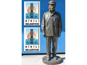 Kılıçdaroğlu, Dikili’ye Ecevit Heykeli Armağan Etti