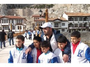 Sporcularını Kuma Gömüp Köpekle İşkence Yaptı