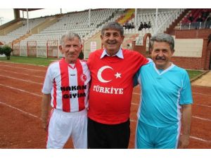 Şöhretler 23 Nisan’da Sahaya İniyor